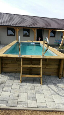 Drevený bazén s roletovým prekrytím